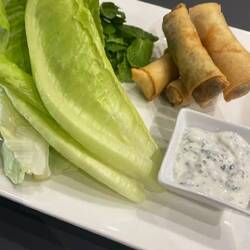 Käseröllchen in Salat gewickelt mit Basilikum, Minze und kanarischer Bananensosse