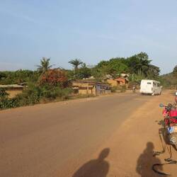 Ein kleines Dorf auf einem der Hügel