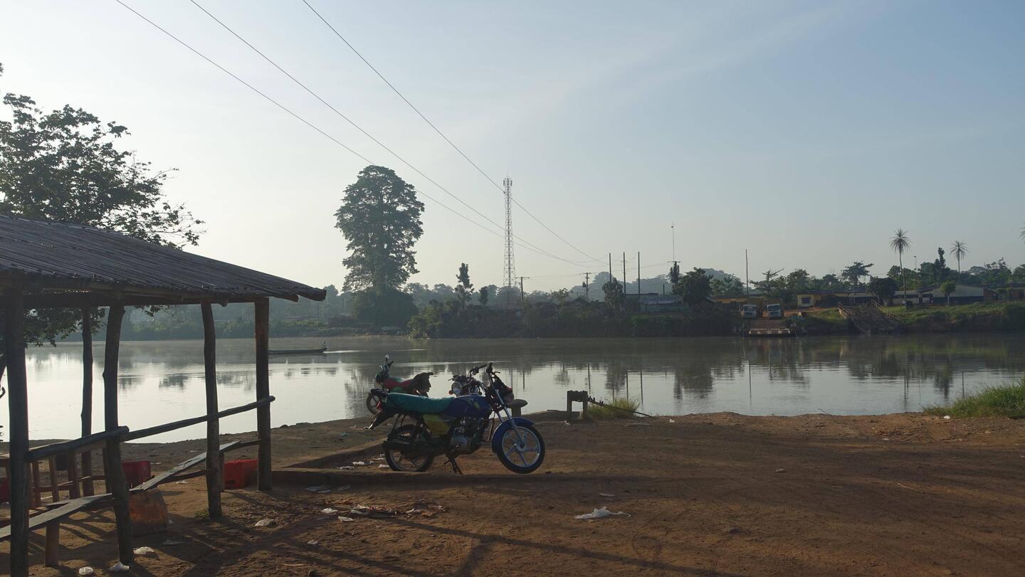 Ein Fluss ist die Grenze zwischen Liberia und der Elfenbeinküste - eine Fähre verbindet beide Ufer