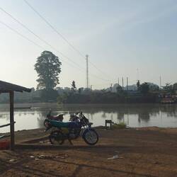 Ein Fluss ist die Grenze zwischen Liberia und der Elfenbeinküste - eine Fähre verbindet beide Ufer