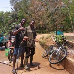 Daher ist eine Wäsche dringend nötig - zuerst wird nur mit Wasser gekärchert