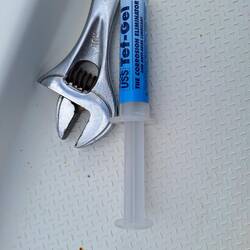 Anti Rost Gel wird in die Wantenspanner beim Zusammendrehen gespritzt