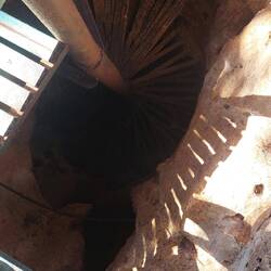 Die Wendeltreppe (ziemlich eng)