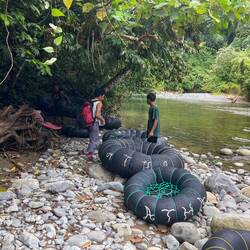 Mit dem selberbaute Tubing Boot simmer denn zum Guesthouse zrugg graftet 🤘🏽😎