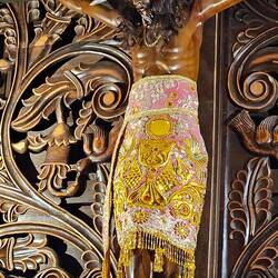 sogar Jesus am Kreuz trägt einen prächtigen Lendenschurz