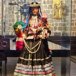 die Mutter Gottes in peruanischen Tracht