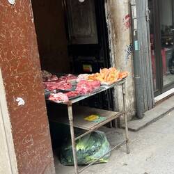 Rohes Fleisch am Straßenrand (ungekühlt 🧐)