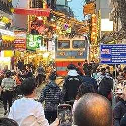 Die "Train Street", voller Cafes und Läden.