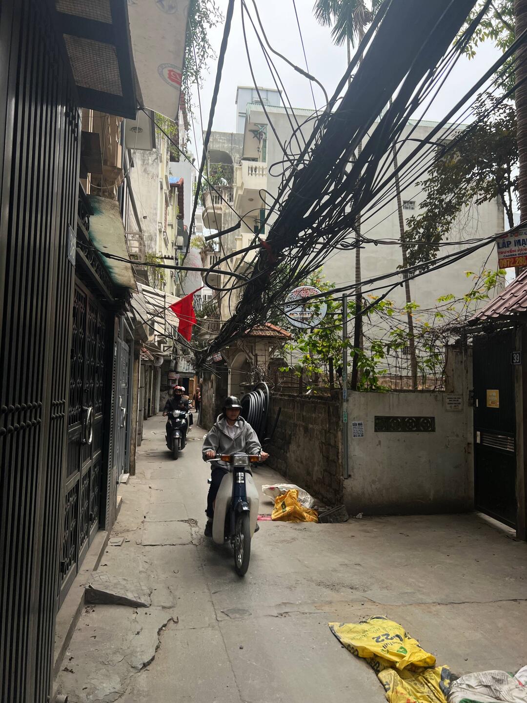 Die Gasse vor unser Unterkunft. Direkt über den Köpfen die Stromleitung