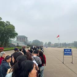 Etwa 1 Stunde stehen wir an