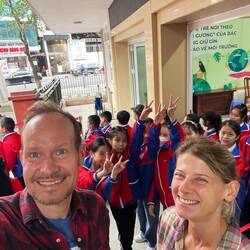 Wir warten auf Einlass zum Ho Chi Minh Museum