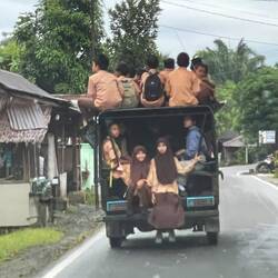 So fahreds id schuel 😆 Buebe seperat uf em Dach, Meitli unde. Ja nöd binenand 🫡