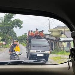 D Buebe münd uf de linke Strassesiite warte und d Meitli uf de rechte 😅
