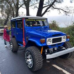 Oise ufpimpti Jeep ☺️ wär ide Schwiiz hochgradig ilegal was die da alles ade Autos gmacht hend 😂😆