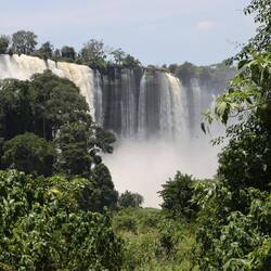 ...der runter zum Wasserfall führt...