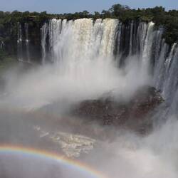 ... seitlich auf den Wasserfall hat