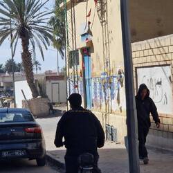 Zoomt mal auf seine Jacke