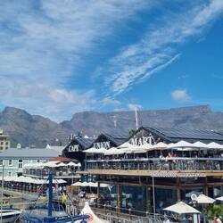 Waterfront mit dem Tafelberg im Hintergrund.