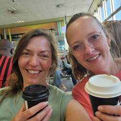 Mit einem Kaffee aufs boarding gewartet.
