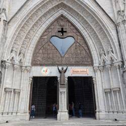 Eingang mit Past Paul II