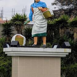 Die Statuen mit einfachen Menschen gibt es überall