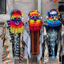 Typische Masken und Ponchos