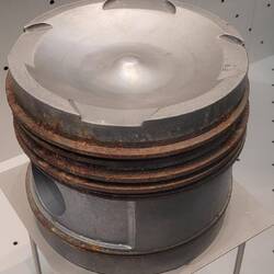 Daimler-MB's 4-ringer, 4 valve pocket piston (or 'kolben'.*).