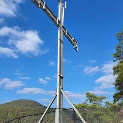 ....und davor das Gipfelkreuz.