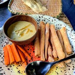 Kleiner Snack, hinten "vegane Blutwurst"