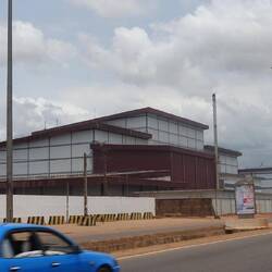 Von der Fabrik weht einem der tolle Geruch von geröstetem Kakao entgegen