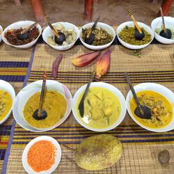 Hergerichtet auf dem Tisch mit jeweiligem Gemüse. Toll gemacht!