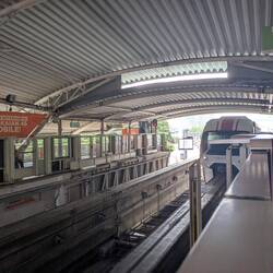 Mit der Monorail in die Stadt
