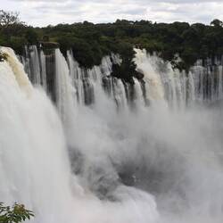 ...geht es auf die andere Seite des Wasserfalls...