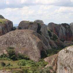 Es gibt einen Wanderweg bis hoch auf einen der Steine...