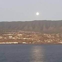 Einlaufen in Santa Cruz de La Palma. Auf einer Seite noch der Mond ...