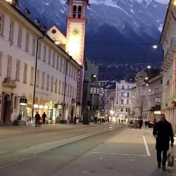 Maria Theresa Street at night