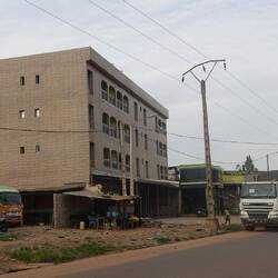 Ein für Afrika irgendwie ungewöhnliches Haus, fast wie ein Plattenbau