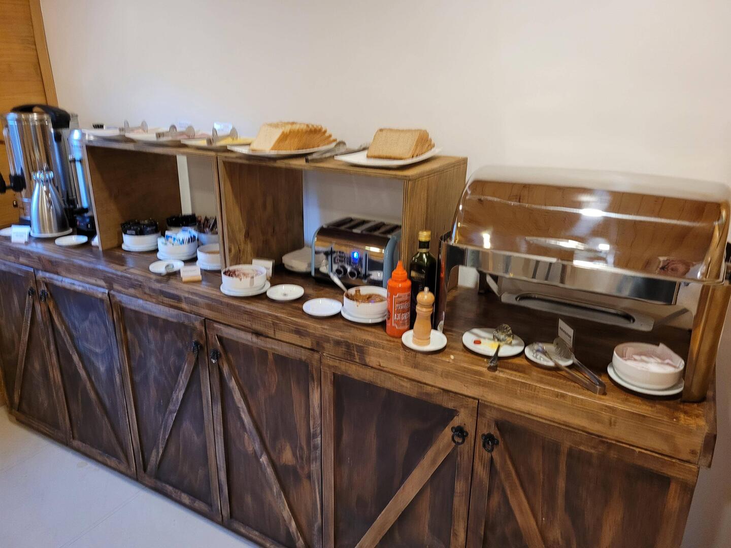 Kaffee, Honig, Toast, Marmelade und Dulche de leche sowie Rührei