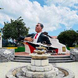 Denkmal zu Ehren des Staatsgründers V.C. Bird