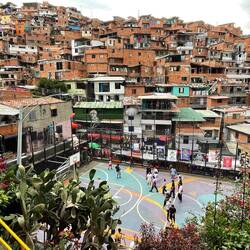 Dato curioso: la gran mayoría de casas están sobre otras, por lo que hay muy pocas calles