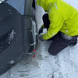 ... aber erst noch Schneeketten aufziehen... für die ersten Kilometer bergauf