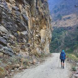 Die ersten zwei Tage ging es durch eine Schlucht, an steilen Felswänden entlang