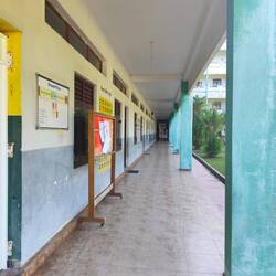 Schulklasse neben Schulklasse für max. 40 Schüler je Klasse