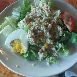 Vorspeise: Perlweizen mit Shrimps und Salat.