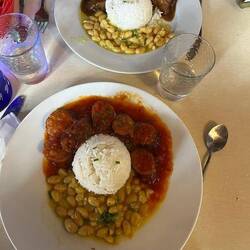 Hauptspeise: Linsen mit Wurst oder Garnelen.