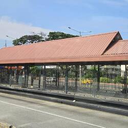 die Bushaltestellen sind überdacht