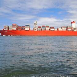 Oh, und mehr riesige Tanker - die gibt's hier nämlich auch.