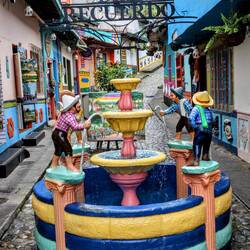 "Calle del recuerdo" = "Memory street". Guatapé.