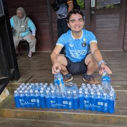Unser Reiseleiter versorgt uns mit Wasser