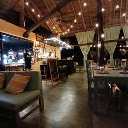 Da üsi Hotelbeiz chli z wünsche übrig laht, si mer hüt es paar Hüser witer zum go znachte